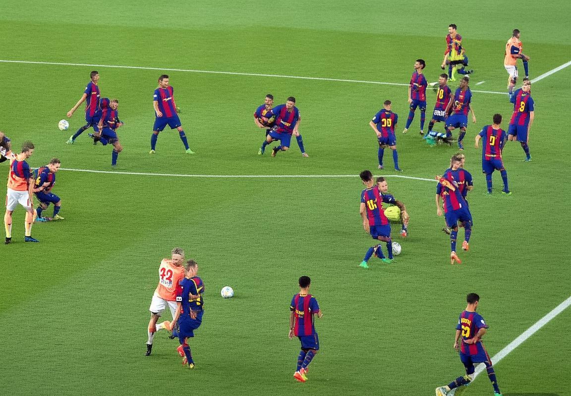 巴萨曼联对决：控球与反击的巅峰心理战(图2)